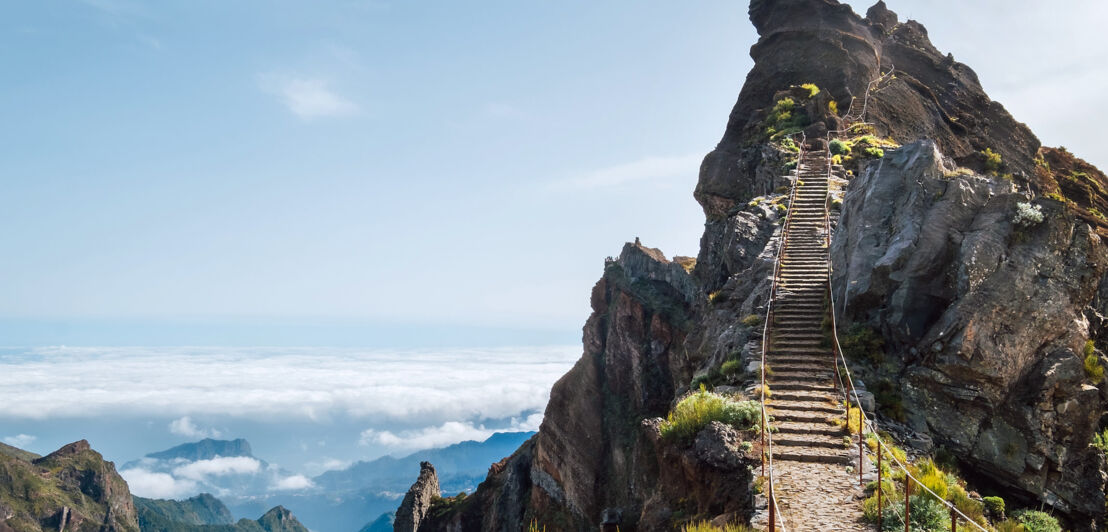 Gipfel des Pico Ruivo, dem höchsten Berg Madeiras, zu dem eine Treppe nach oben führt.