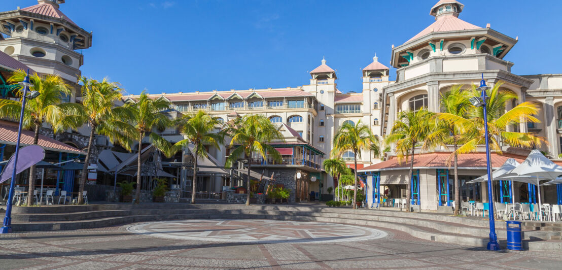 Pastellfarbene Architektur mit Kolonialcharme des Waterfront Centers in der Hauptstadt Port Louis