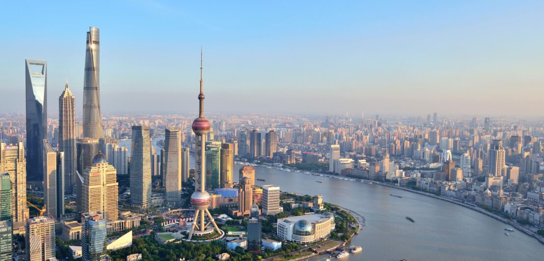 Stadtpanorama von Shanghai mit Wolkenkratzern.