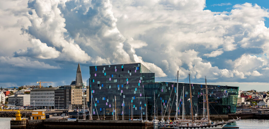 Modernes, kubistisches Glasgebäude am Kai in Reykjavik.