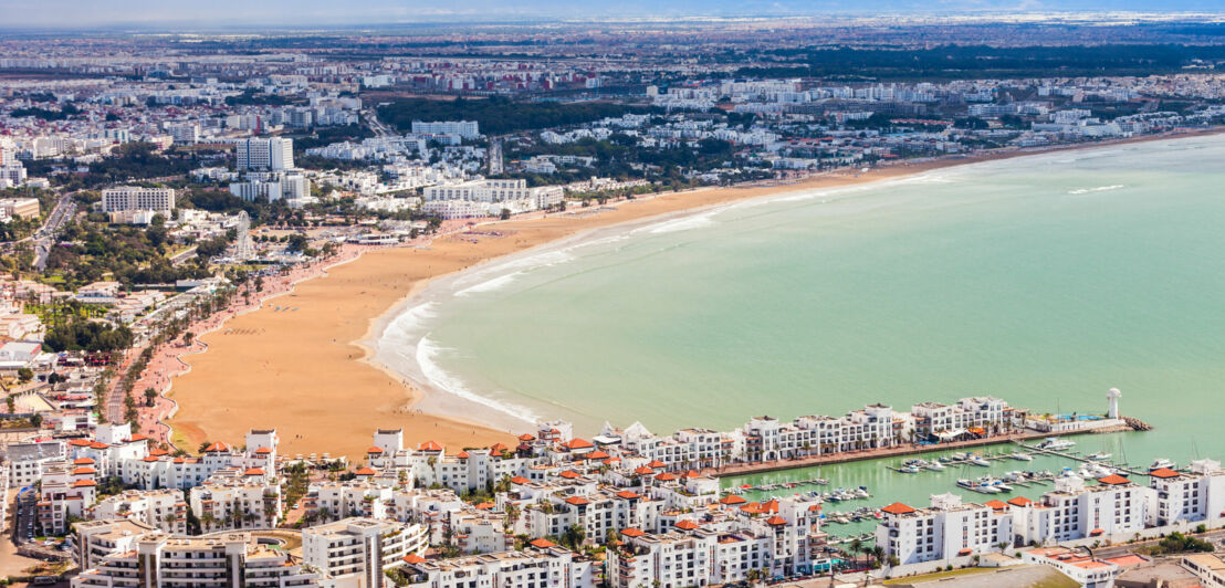 Stadtpanorama von Agadir mit breitem Sandstrand am Meer.