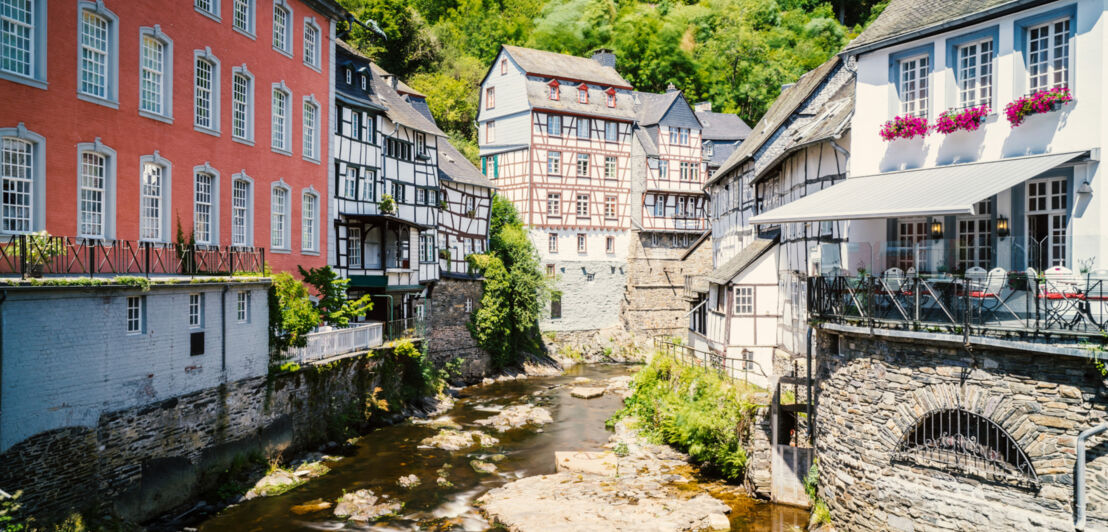 Blick auf Fachwerkhäuser an einem kleinen Fluss in der historischen Altstadt von Monschau. Blick auf Fachwerkhäuser an einem kleinen Fluss in der historischen Altstadt von Monschau.