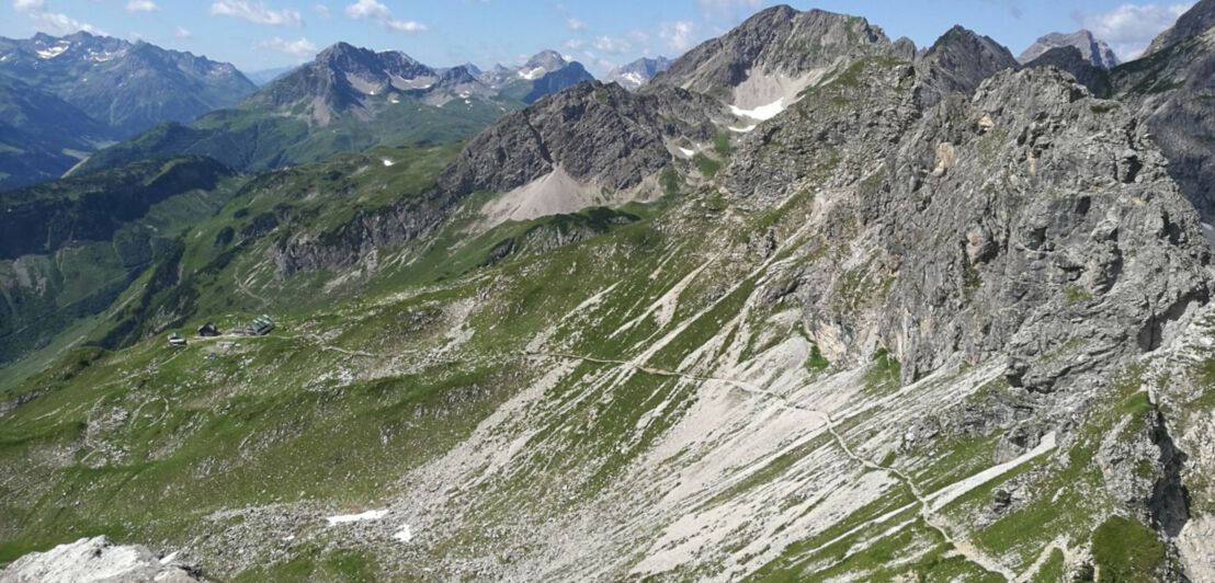 Ausblick vom Kemptner Köpfle zur Mindelheimer Hütte.