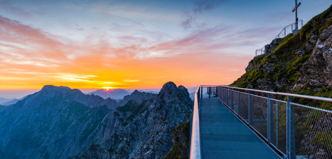 Aussichtsplattform und Gipfelkreuz des Nebelshorns bei Sonnenaufgang. Aussichtsplattform und Gipfelkreuz des Nebelshorns bei Sonnenaufgang.