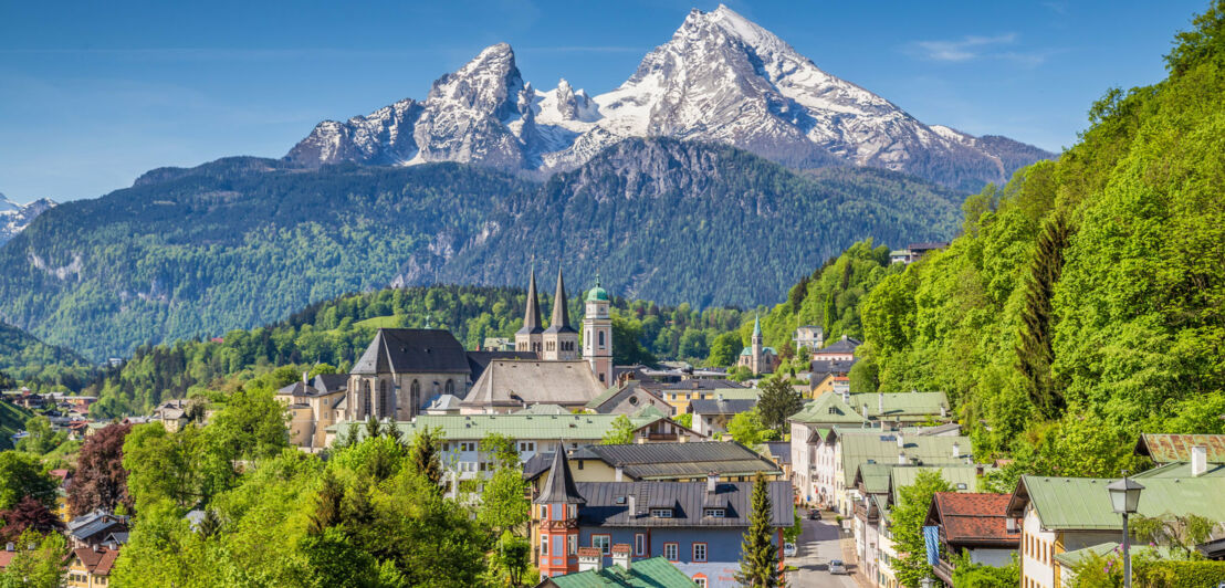 Stadt Berchtesgaden mit schneebedecktem Gipfel des Watzmanns im Hintergrund. Stadt Berchtesgaden mit schneebedecktem Gipfel des Watzmanns im Hintergrund.