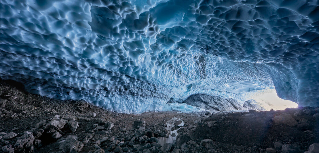 Innenraum der Eiskapelle am Watzmann mit vereister Decke. Innenraum der Eiskapelle am Watzmann mit vereister Decke.