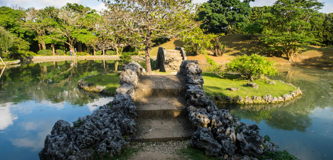 Japanische Parkanlage mit Steinbrücke.