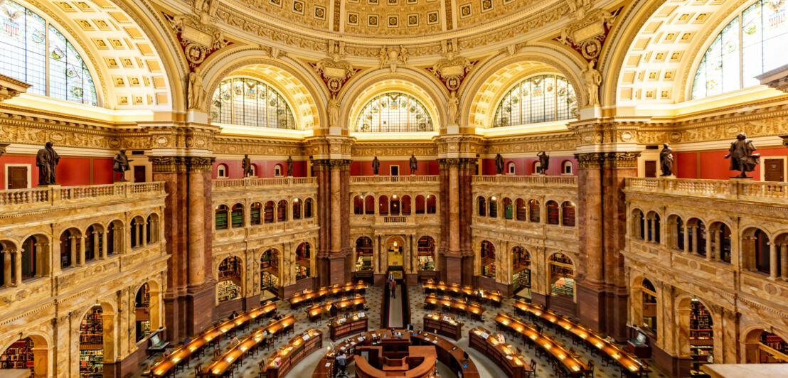 Historischer Lesesaal einer Bibliothek in einem Kuppelsaal im Renaissance-Stil.