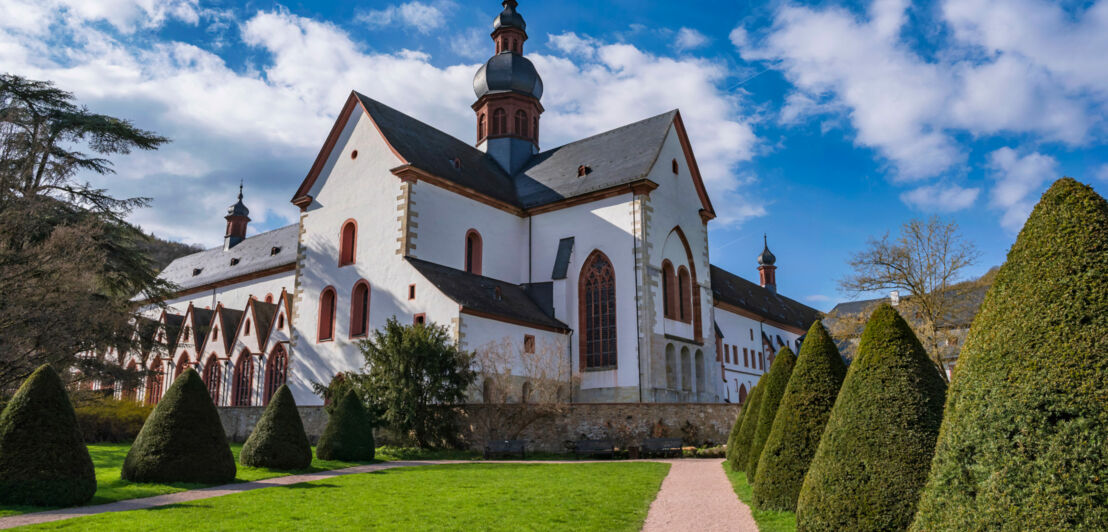 Blick auf Kloster Eberbach bei sonnigem Wetter. 