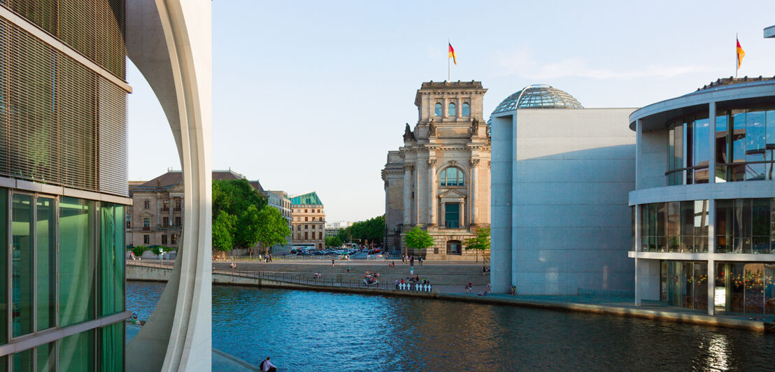 Das Regierungsviertel in Berlin mit dem Reichstag im Hintergrund