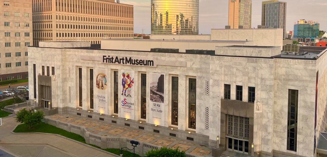 Monumentales Museumsgebäude aus grauem Stein mit der Aufschrift Frist Art Museum im Stadtzentrum.