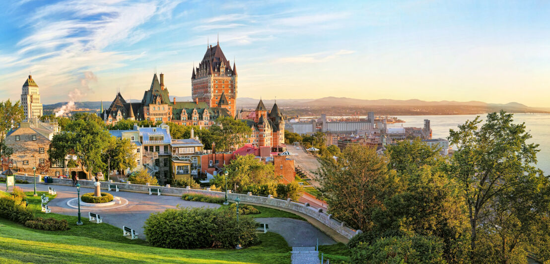 Stadtpanorama von Québec mit einem Schlosshotel.