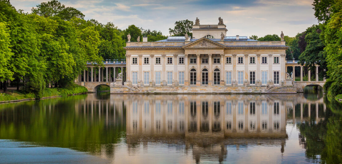 Klassizistischer Palast an einem See in einer Parkanlage.