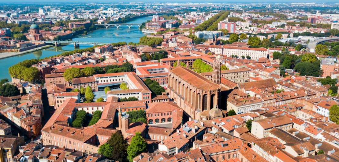 Luftaufnahme von Toulouse mit Kloster.