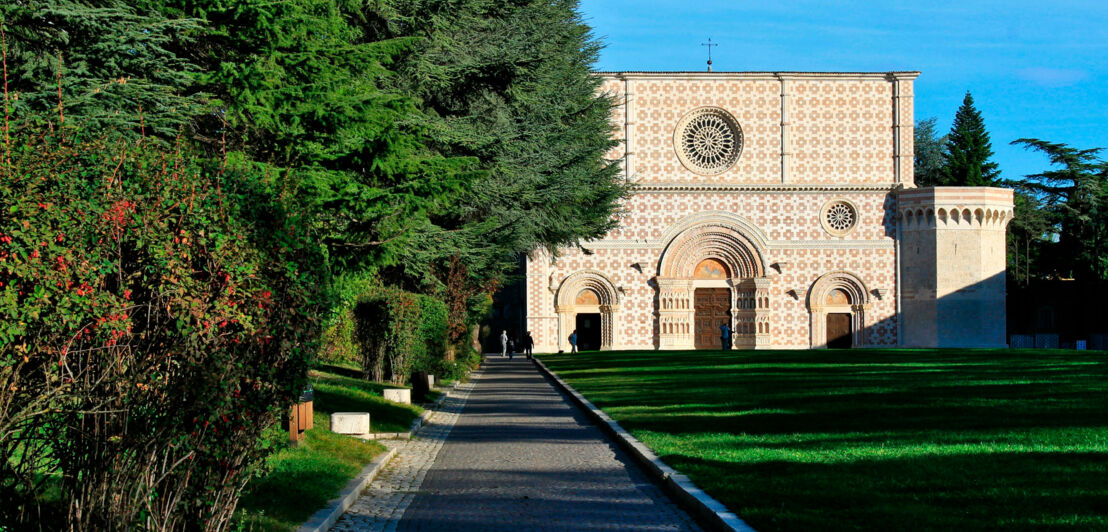 Fassade der Basilika Santa Maria di Collemaggio in L’Aquila, Italien Fassade der Basilika Santa Maria di Collemaggio in L’Aquila, Italien