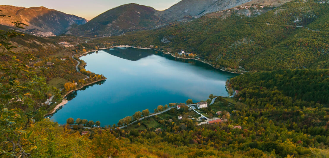 Herzförmiger Bergsee in der Region Abruzzen in Italien Herzförmiger Bergsee in der Region Abruzzen in Italien