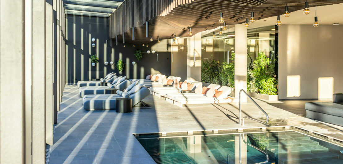 Großzügiger Spa-Bereich mit Pool, Liegen und viel Tageslicht. Großzügiger Spa-Bereich mit Pool, Liegen und viel Tageslicht.