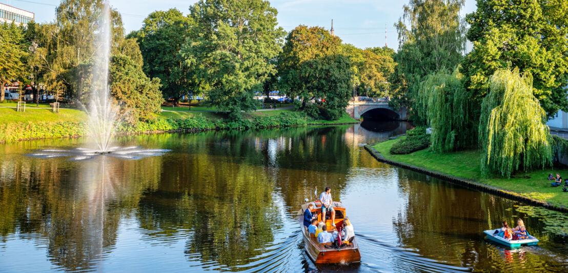 Kleine Boote auf einem Kanal in einer Parkanlage im Stadtzentrum. Kleine Boote auf einem Kanal in einer Parkanlage im Stadtzentrum.