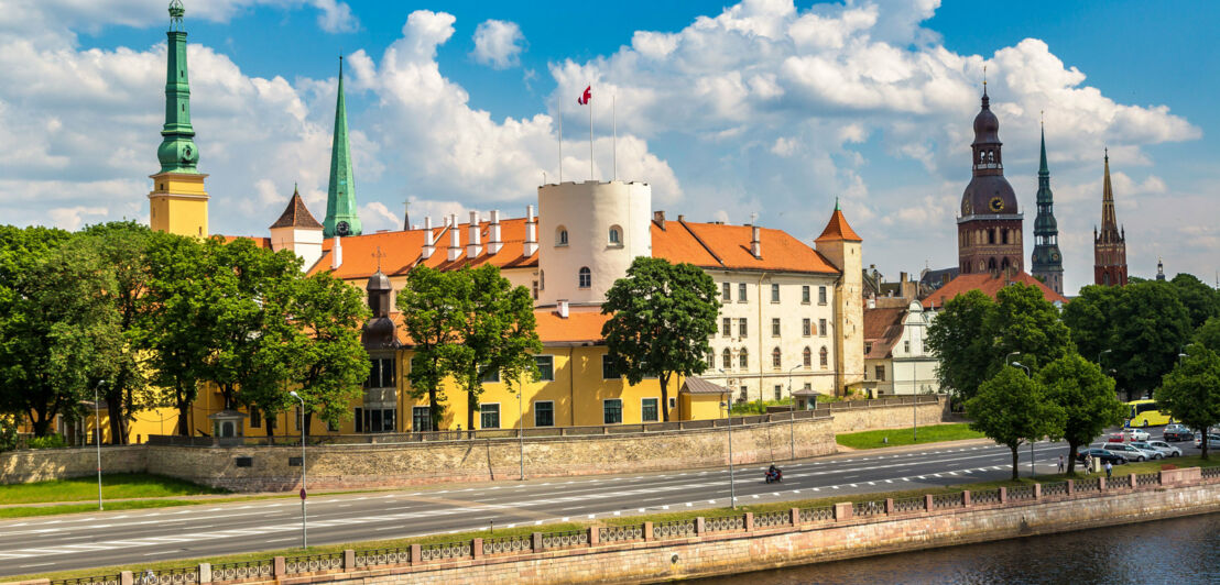 Schlosskomplex am Ufer eines Flusses im Stadtzentrum von Riga. Schlosskomplex am Ufer eines Flusses im Stadtzentrum von Riga.
