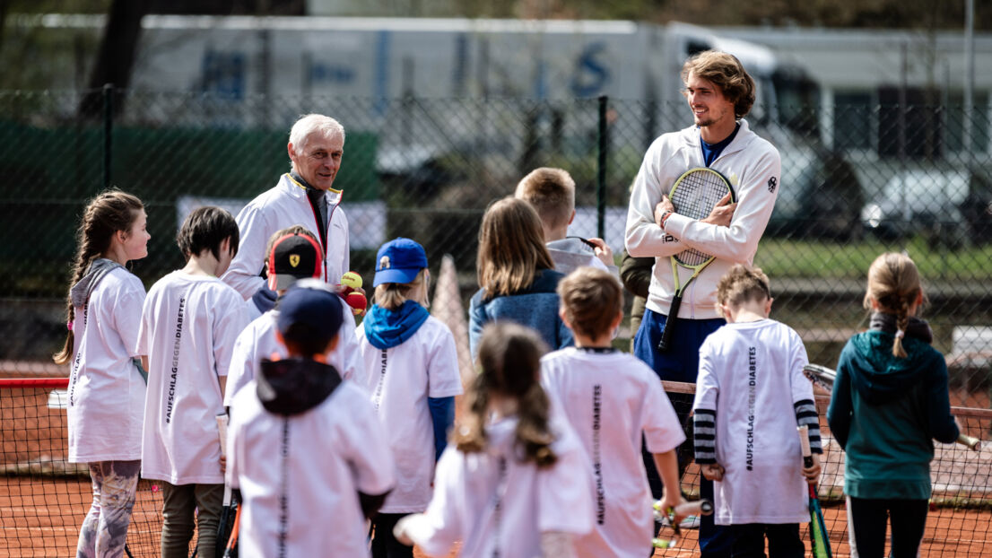 Alexander Zverev mit mehreren Kindern um sich herum.