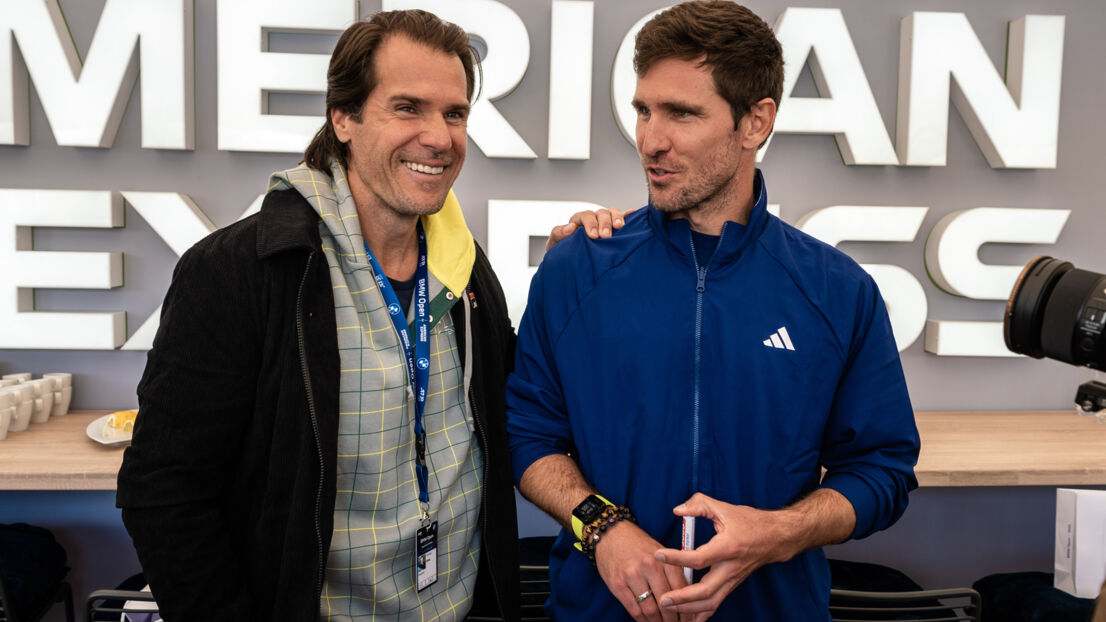 Tommy Haas und Mischa Zverev unterhalten sich.