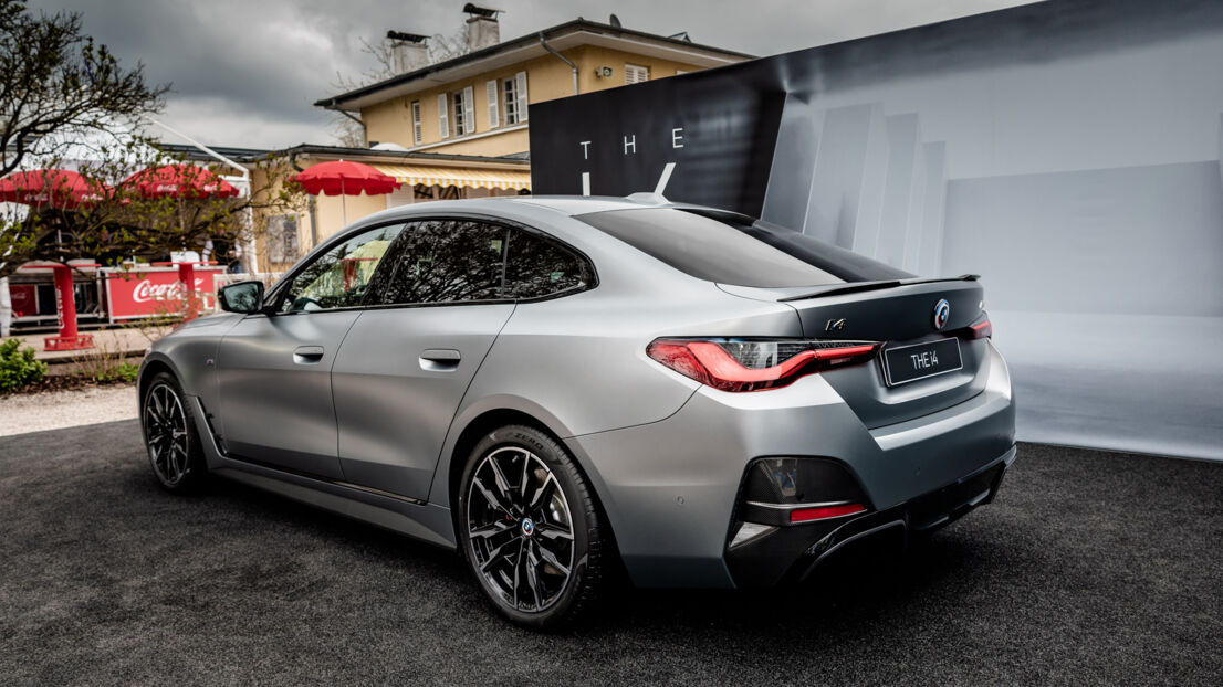 Das Winners Car, der BMW i4, auf den BMW Open in der Rückansicht.