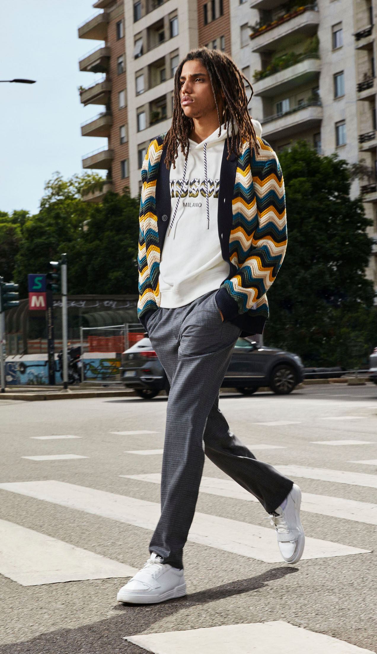 Ein Model mit Dreadlocks auf der Straße, er trägt Missoni.