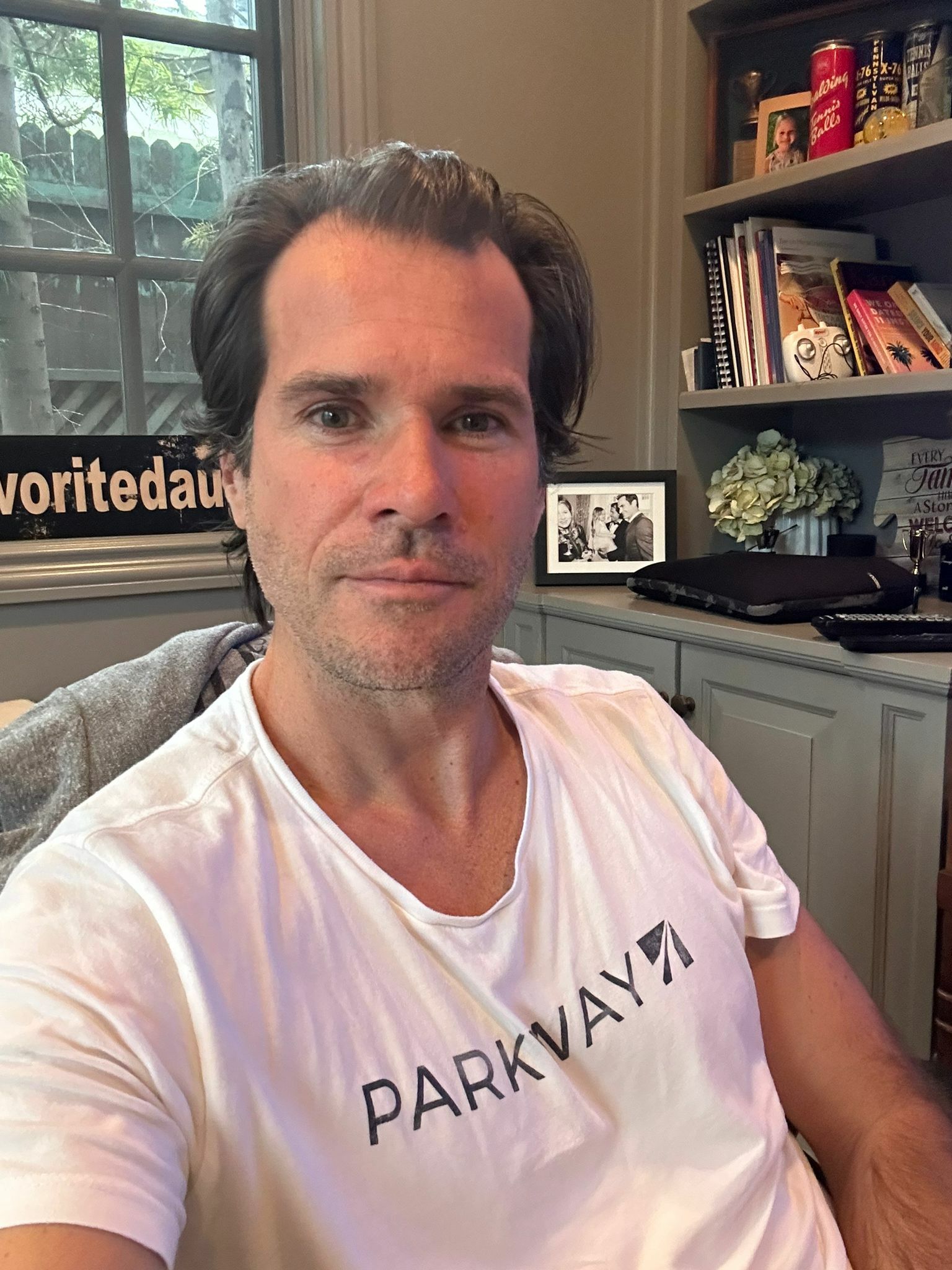 Tommy Haas auf einem Stuhl in seinem Büro.