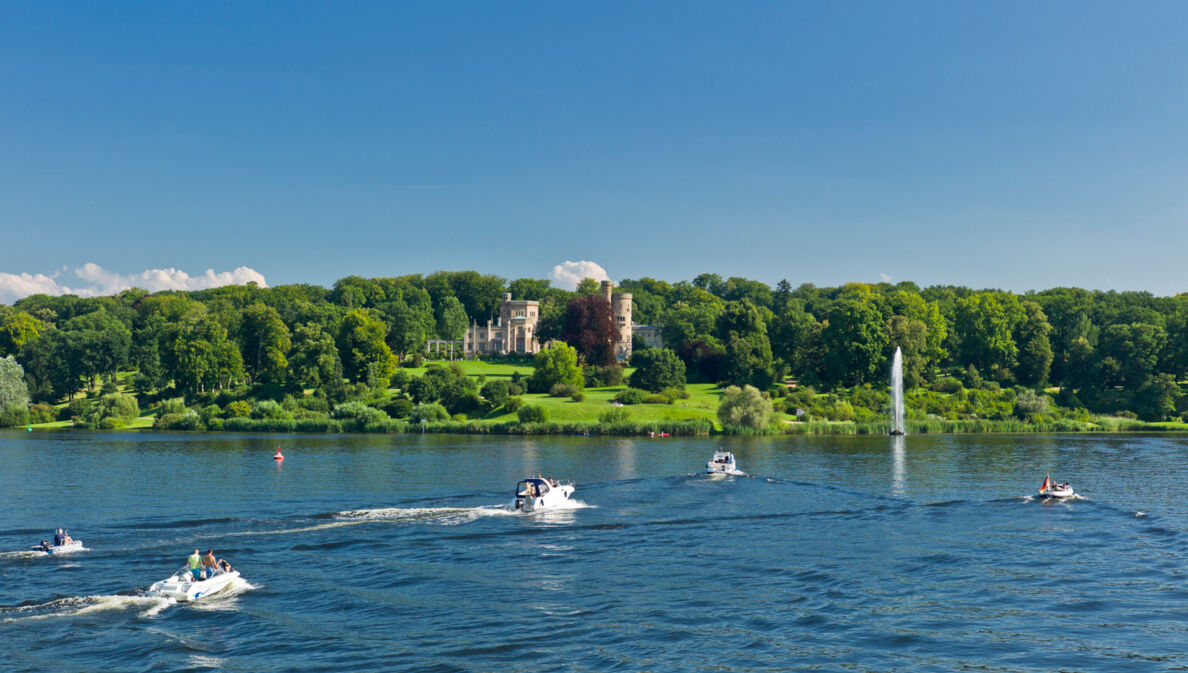 Blick vom Tiefer See auf das Schloss Babelsberg in Potsdam