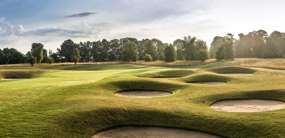 Golfplatz mit vielen Topfbunkern