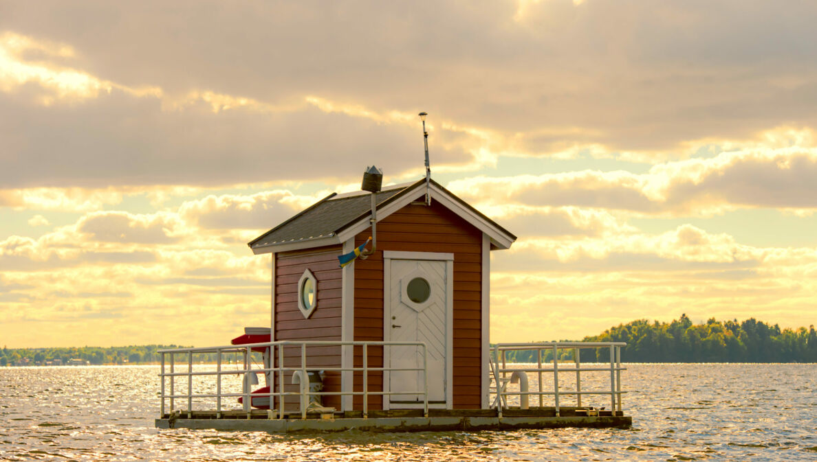 Ein kleines Haus das auf einem See schwimmt