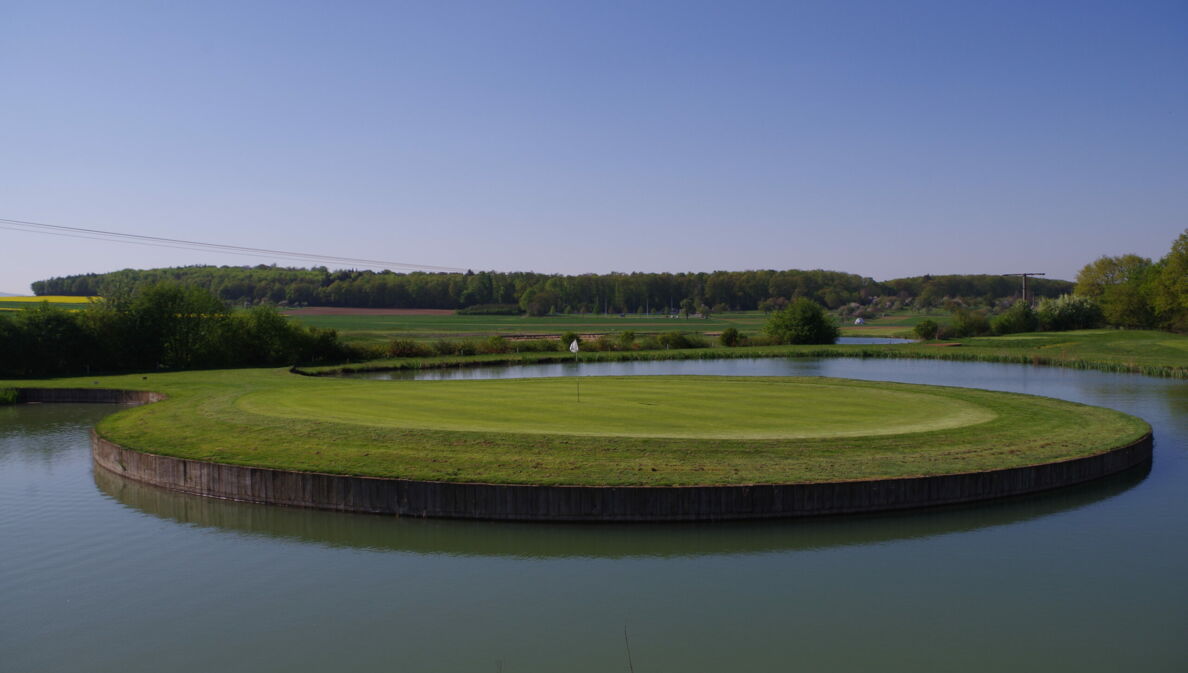 Ein rundes, fast komplett von Wasser umgebenes, Putting Green