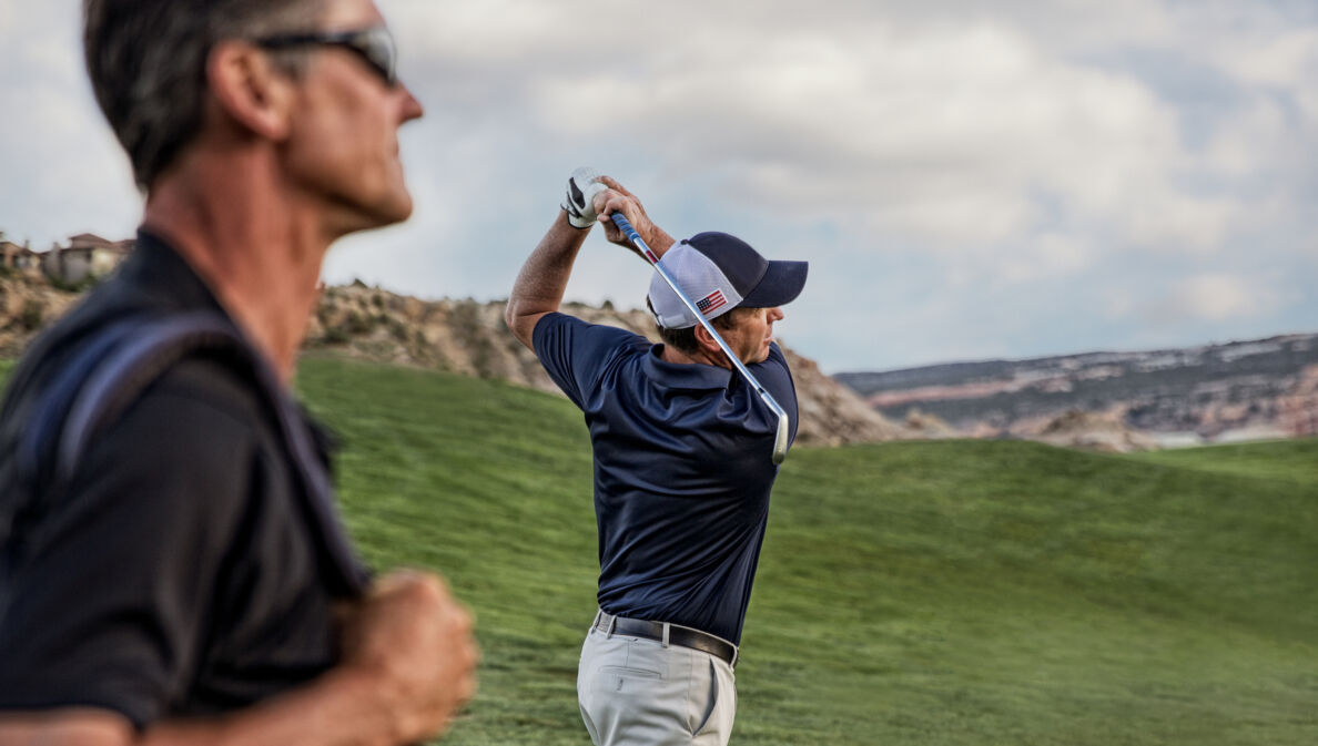 Zwei Golfer auf einem hügeligen Fairway