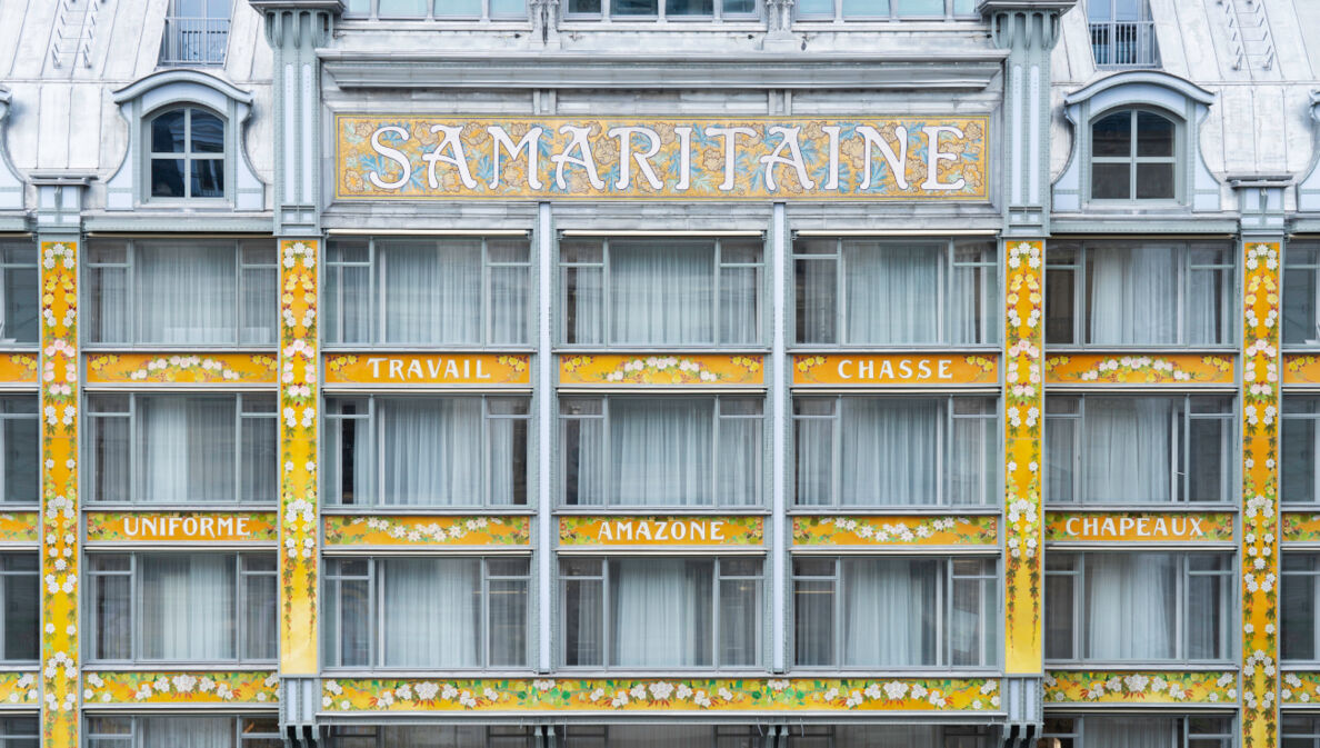 Eine Nahaufnahme der Jugendstilfassade des La Samaritaine