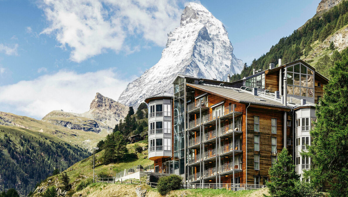 Ein moderner Hotelkomplex aus Holz in Berglandschaft