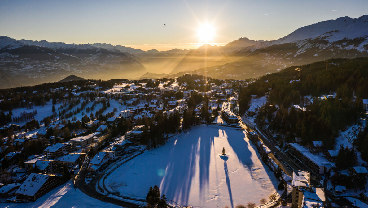 Blick auf Crans Montana im Sonnenuntergang.