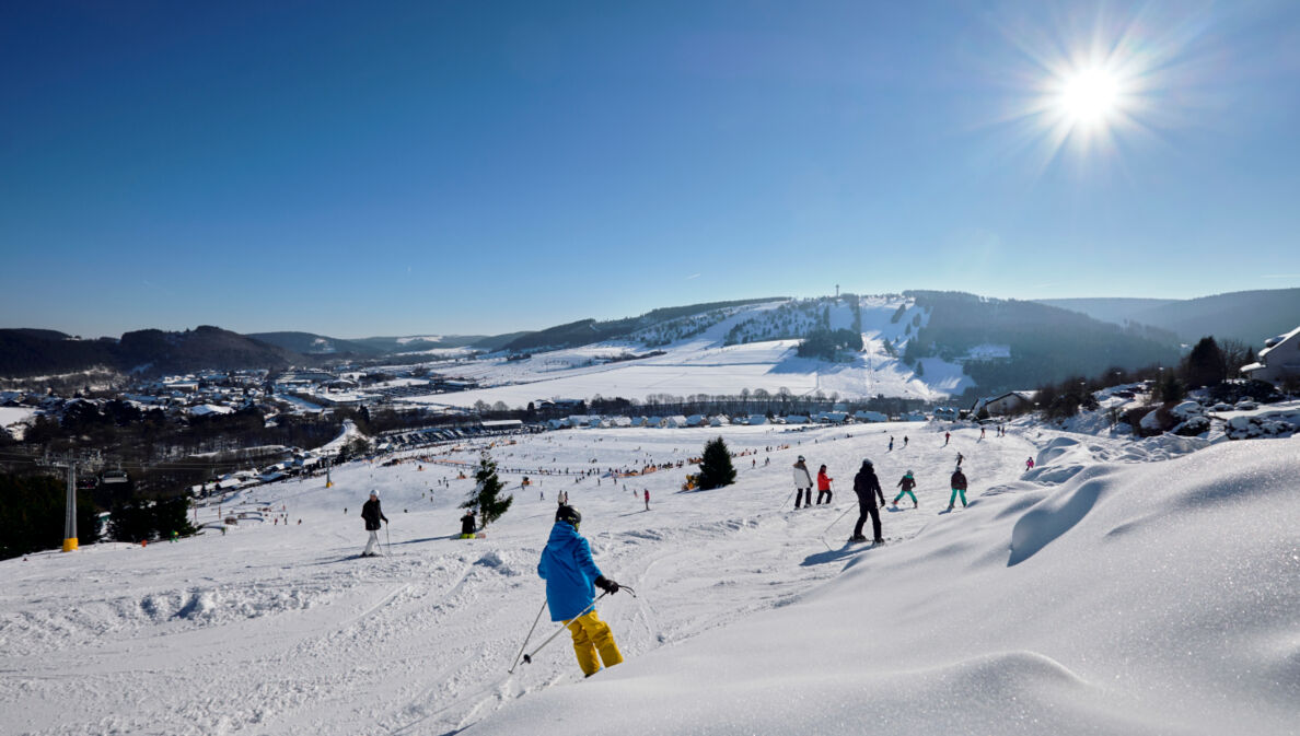 Eine verschneite Piste im Sauerland