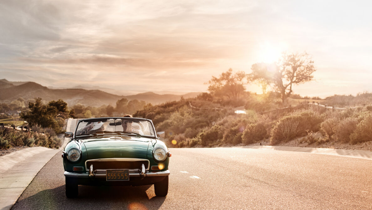 Ein Cabriolet fährt auf der Route 66.