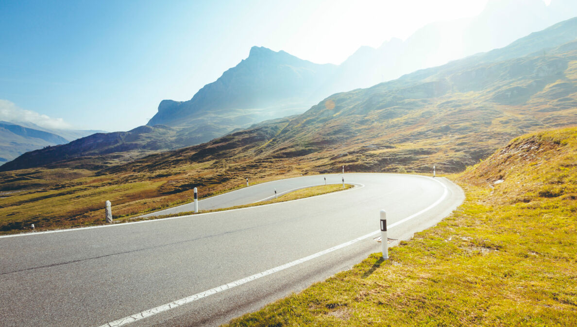 Eine Straße führt durch die Alpen.