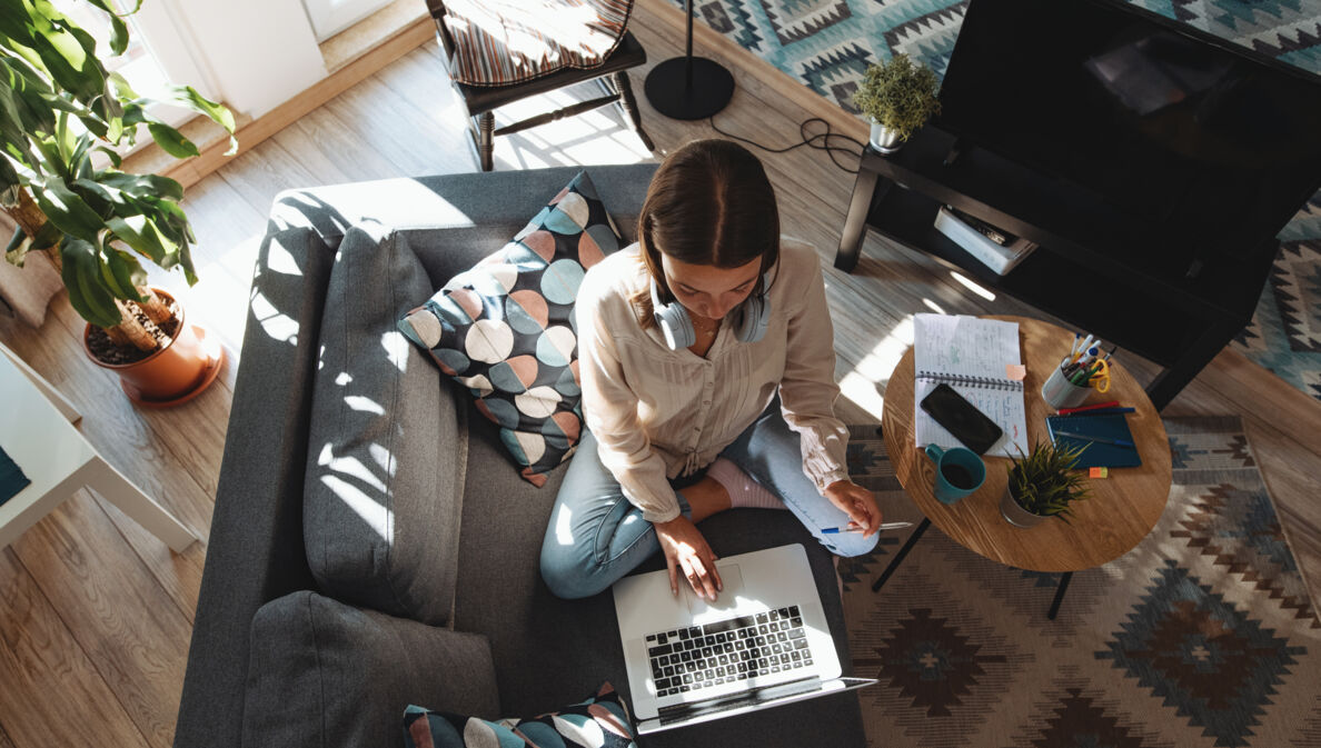 Frau arbeitet im Homeoffice