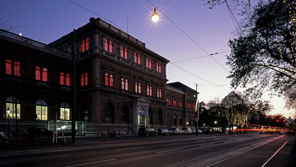 Permanente Lichtinstallation an der Fassade des MAK bei Nacht