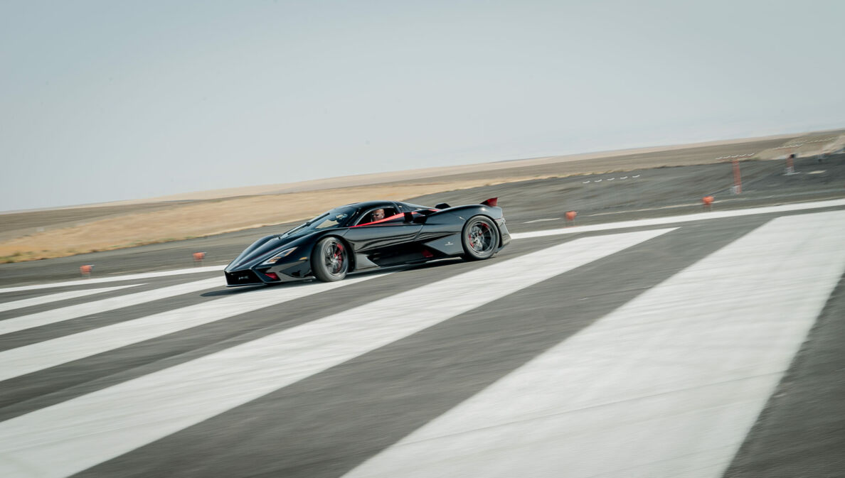 Der SSC Tuatara auf Weltrekordfahrt auf einer Rennstrecke.