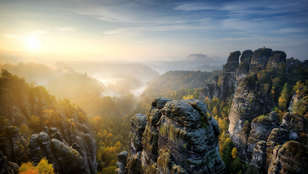 Das Elbsandsteingebirge im Sonnenaufgang.