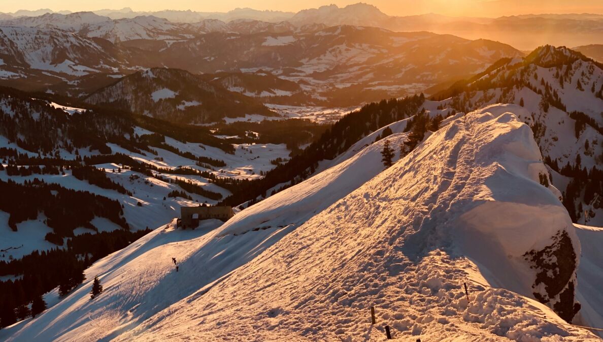 Verschneites Bergpanorama im Sonnenuntergang