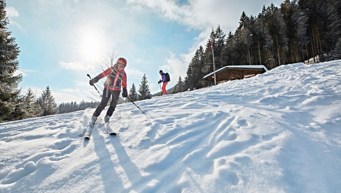 Zwei Personen auf Ski im Schnee