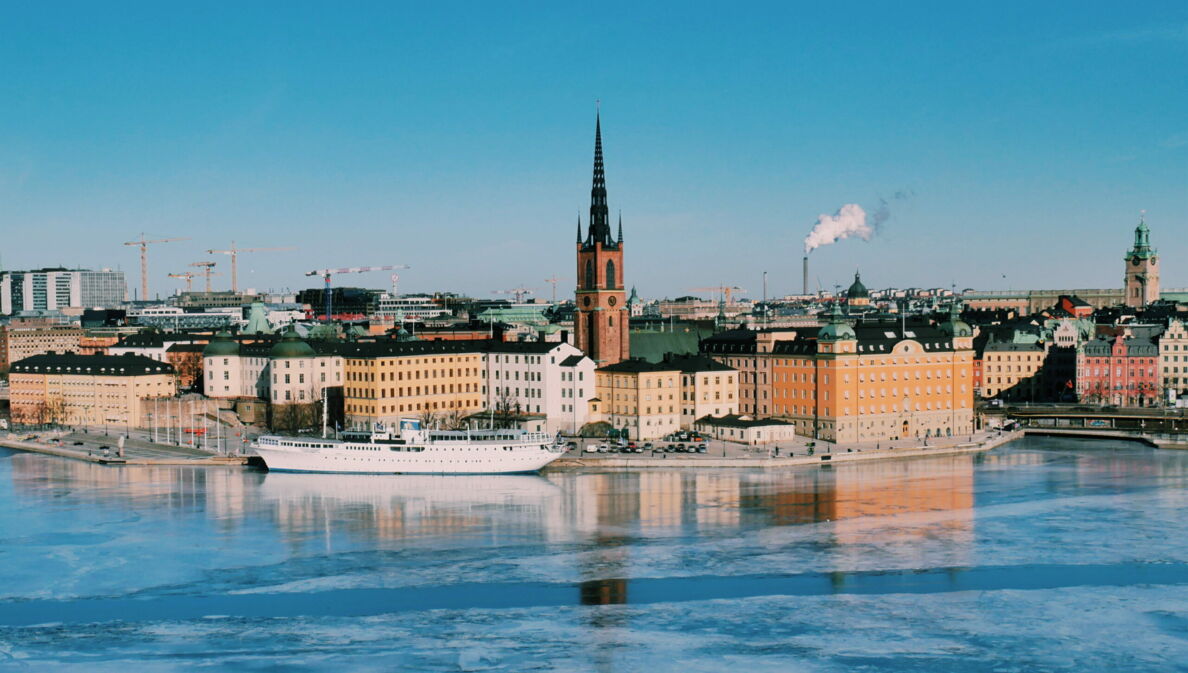 Panorama auf das Stadtbild Stockholms mit vereistem Gewässer ringsum