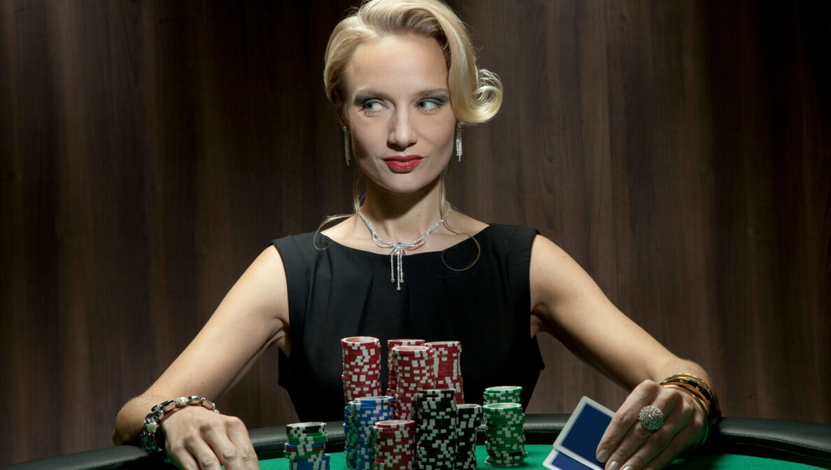 Eine elegant gekleidete Frau im Casino