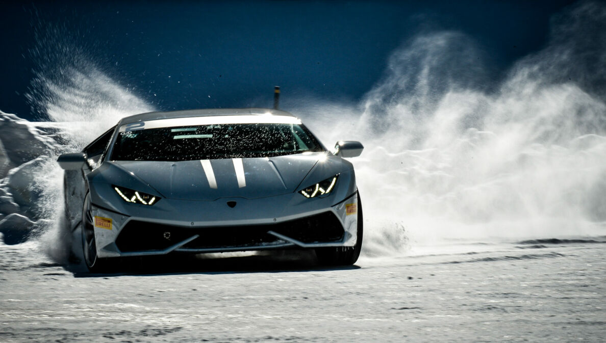 Ein Lamborghini Huracan driftet durch den Schnee