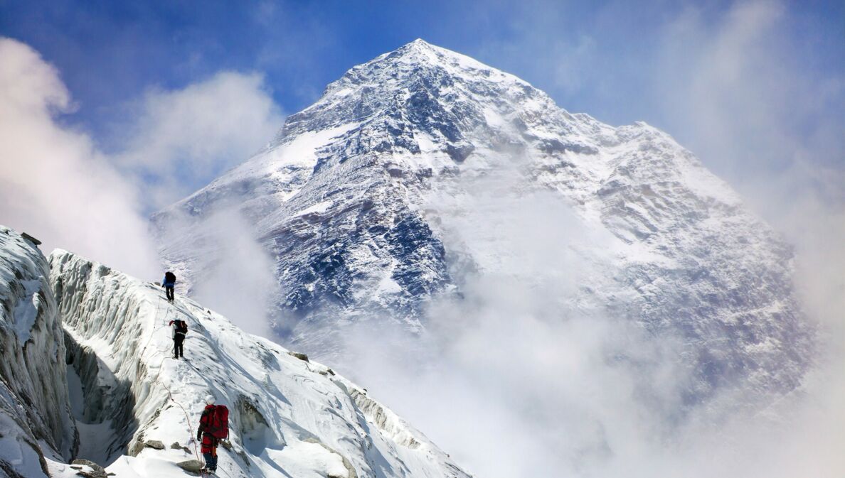 Drei Personen beim Bergsteigen am Mount Everest