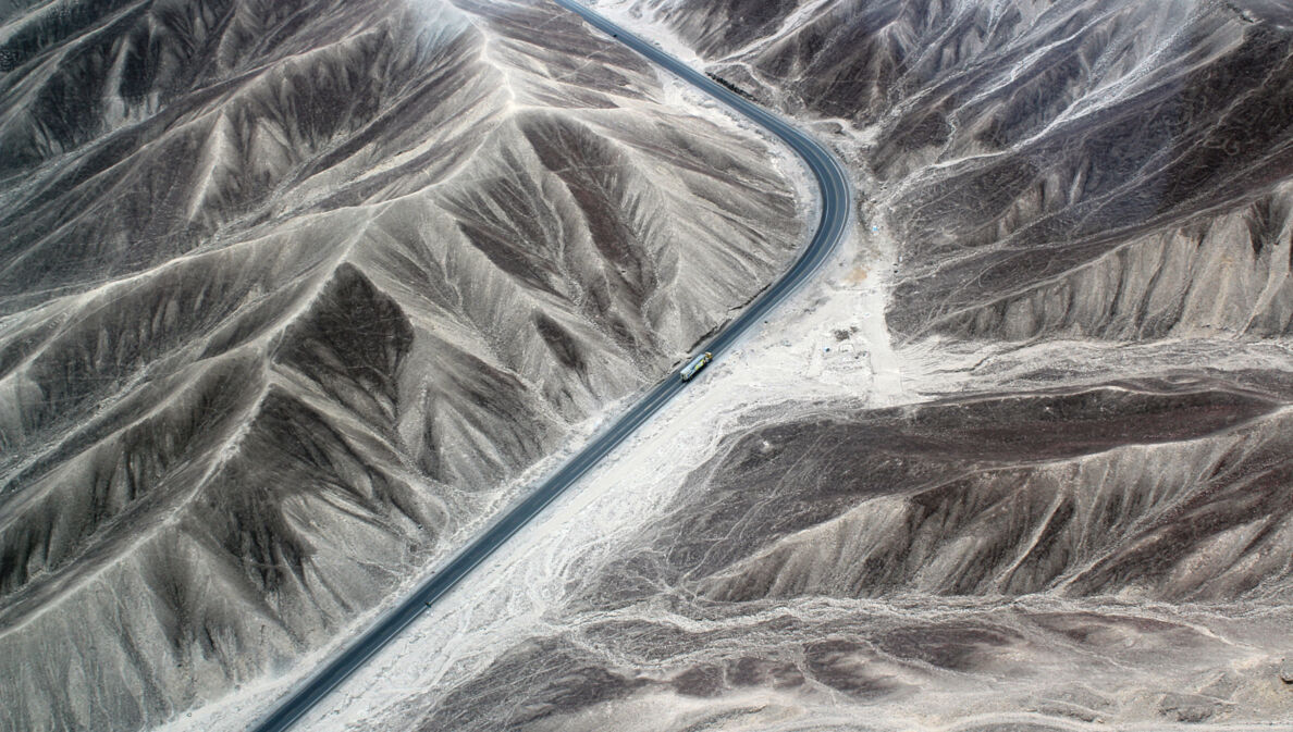 Panamerikanische Autobahn durch die Nazca-Wüste, Peru, Südamerika